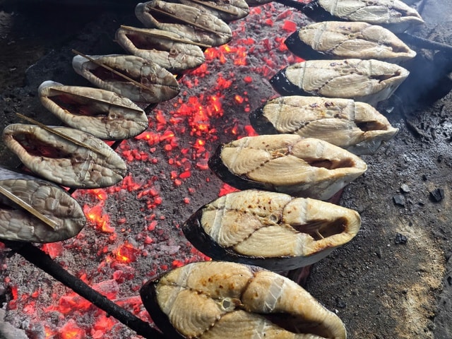 Làng cá nướng Cửa Lò thức cùng lửa Tết- Ảnh 3. Làng cá nướng Cửa Lò thức cùng lửa Tết- Ảnh 3.