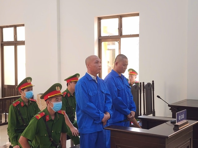 Mặc kệ hành khách la hét, hai lái xe đuổi nhau kinh hoàng trên cao tốc- Ảnh 1.