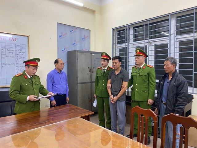 Đang trốn truy nã, người đàn ông vẫn tự xưng là công an để lừa đảo hơn 60 tỷ đồng- Ảnh 1. Đang trốn truy nã, người đàn ông vẫn tự xưng là công an để lừa đảo hơn 60 tỷ đồng- Ảnh 1.