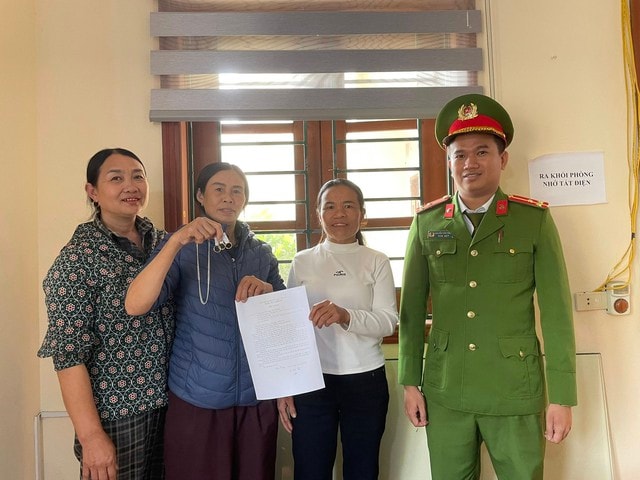 Nhặt được túi vàng ngày giáp Tết, hai phụ nữ tìm người trả lại- Ảnh 1.