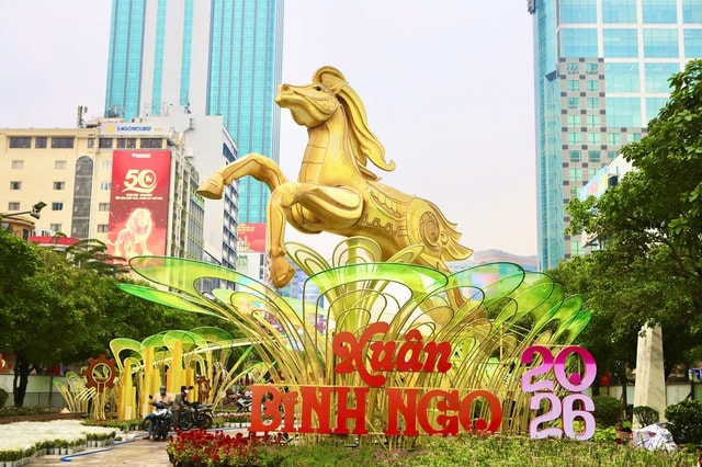 Cận cảnh linh vật ngựa tại Đường hoa Nguyễn Huệ- Ảnh 2. Cận cảnh linh vật ngựa tại Đường hoa Nguyễn Huệ- Ảnh 2.