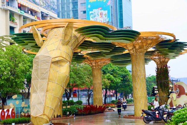 Cận cảnh linh vật ngựa tại Đường hoa Nguyễn Huệ- Ảnh 13. Cận cảnh linh vật ngựa tại Đường hoa Nguyễn Huệ- Ảnh 13.