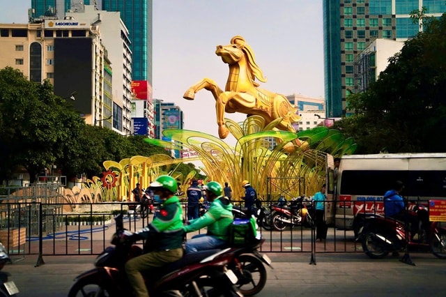 Cận cảnh linh vật ngựa tại Đường hoa Nguyễn Huệ- Ảnh 1. Cận cảnh linh vật ngựa tại Đường hoa Nguyễn Huệ- Ảnh 1.