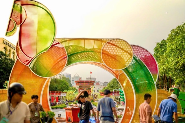 Cận cảnh linh vật ngựa tại Đường hoa Nguyễn Huệ- Ảnh 3. Cận cảnh linh vật ngựa tại Đường hoa Nguyễn Huệ- Ảnh 3.