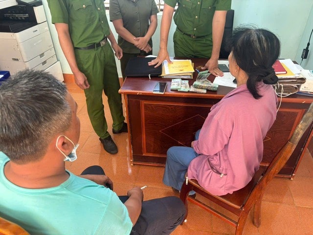 Cụ bà 72 tuổi suýt mất 150 triệu đồng vì bẫy lừa đảo 'quà tặng quốc tế'- Ảnh 1. Cụ bà 72 tuổi suýt mất 150 triệu đồng vì bẫy lừa đảo 'quà tặng quốc tế'- Ảnh 1.