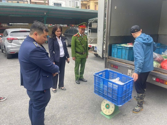 Phát hiện xe tải chở 350 kg nội tạng động vật không rõ nguồn gốc tại Hà Nội- Ảnh 2.