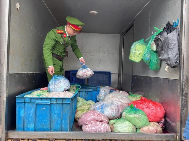 Phát hiện xe tải chở 350 kg nội tạng động vật không rõ nguồn gốc tại Hà Nội- Ảnh 1.