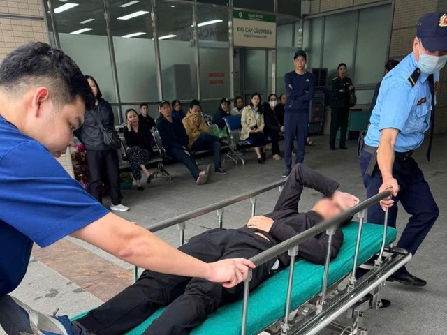 Đau quặn bụng trên xe giữa đường tắc kín, bệnh nhân được CSGT ứng cứu- Ảnh 2.