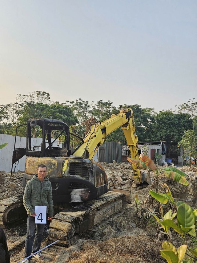 Mâu thuẫn trong làm ăn, người đàn ông mang xăng đốt máy xúc- Ảnh 1.