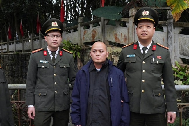 Tiếp nhận một đối tượng bị truy nã do lực lượng chức năng Trung Quốc trao trả- Ảnh 1. Tiếp nhận một đối tượng bị truy nã do lực lượng chức năng Trung Quốc trao trả- Ảnh 1.