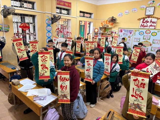 Thầy giáo mỹ thuật viết chữ thư pháp tặng học sinh dịp Tết- Ảnh 1.