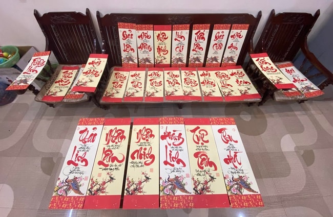 Thầy giáo mỹ thuật viết chữ thư pháp tặng học sinh dịp Tết- Ảnh 2.