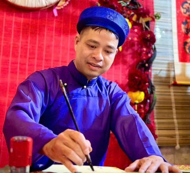 Thầy giáo mỹ thuật viết chữ thư pháp tặng học sinh dịp Tết- Ảnh 3.