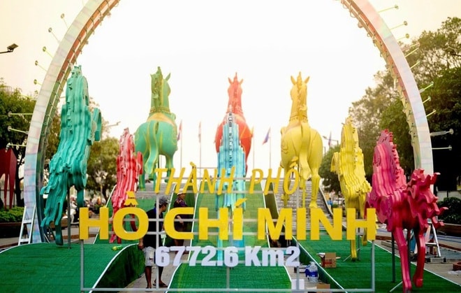 Cận cảnh linh vật ngựa tại Đường hoa Nguyễn Huệ- Ảnh 7. Cận cảnh linh vật ngựa tại Đường hoa Nguyễn Huệ- Ảnh 7.