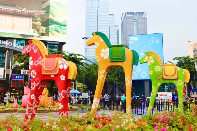 Cận cảnh linh vật ngựa tại Đường hoa Nguyễn Huệ- Ảnh 9. Cận cảnh linh vật ngựa tại Đường hoa Nguyễn Huệ- Ảnh 9.