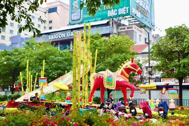 Cận cảnh linh vật ngựa tại Đường hoa Nguyễn Huệ- Ảnh 12. Cận cảnh linh vật ngựa tại Đường hoa Nguyễn Huệ- Ảnh 12.