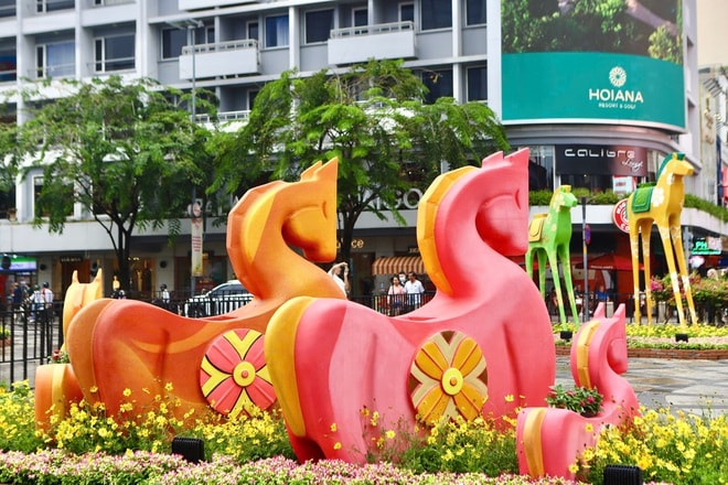 Cận cảnh linh vật ngựa tại Đường hoa Nguyễn Huệ- Ảnh 10. Cận cảnh linh vật ngựa tại Đường hoa Nguyễn Huệ- Ảnh 10.