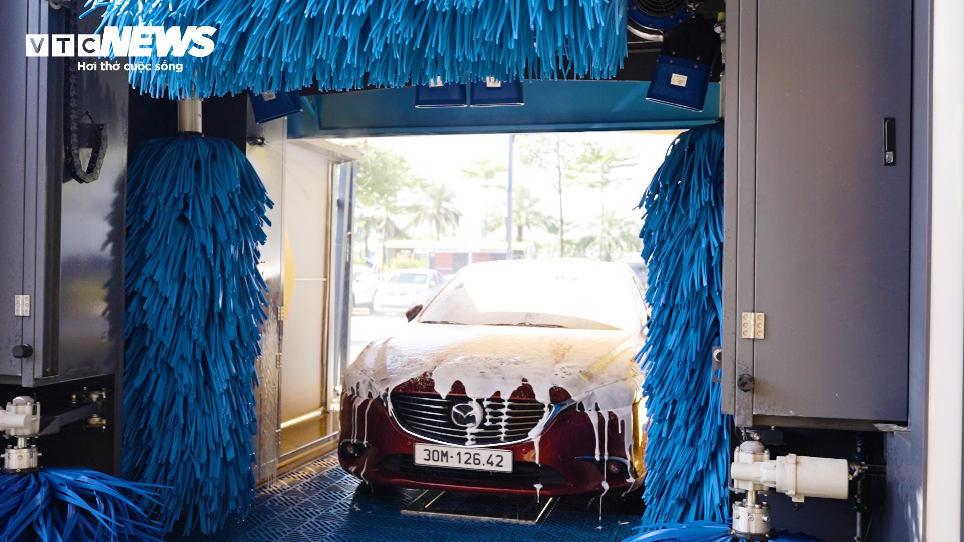 Xe được phun dung dịch làm sạch chuyên dụng giúp bề mặt bóng hơn. (Ảnh: Hùng Cường)