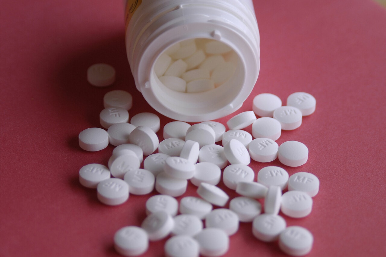 Ăn uống ngày Tết: 3 lý do bạn nên đặt ly rượu xuống nếu đang uống thuốc tiểu đường- Ảnh 1.