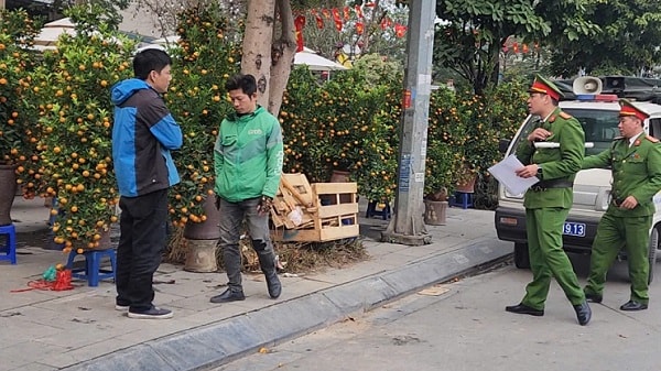 Chợ hoa Tết Tây Hồ: Đường phố thông thoáng, tiểu thương buôn bán trong trật tự- Ảnh 6.