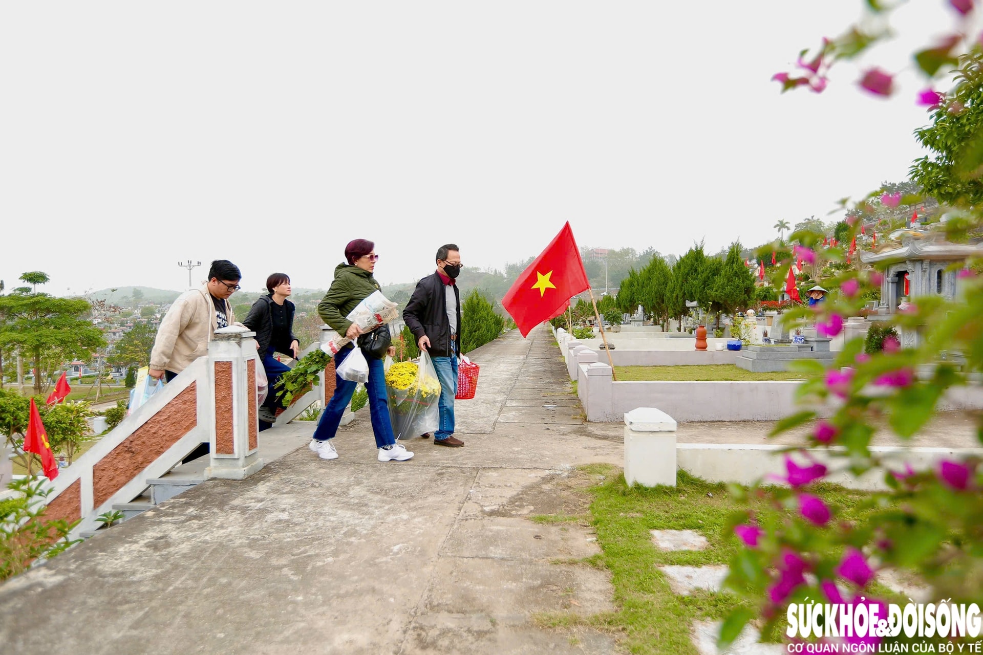 Người dân dậy sớm đi tảo mộ, mời tổ tiên về đón năm mới- Ảnh 1.