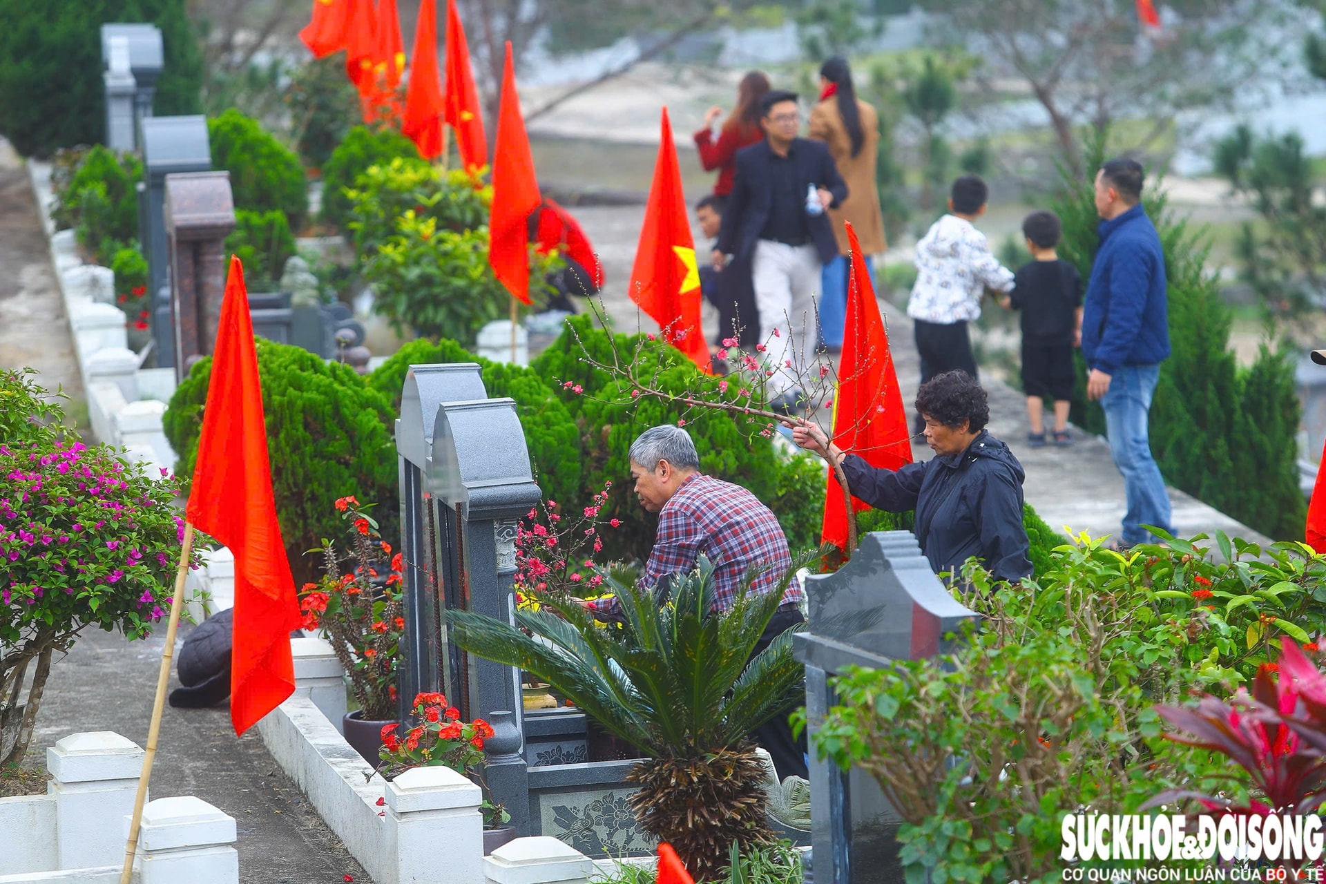 Người dân dậy sớm đi tảo mộ, mời tổ tiên về đón năm mới- Ảnh 2.