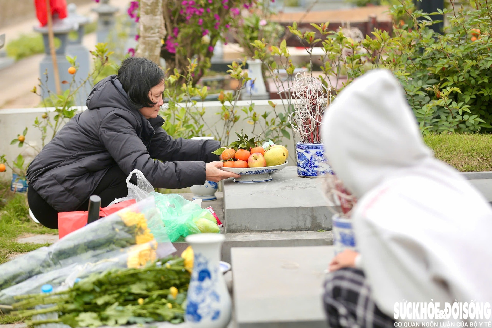 Người dân dậy sớm đi tảo mộ, mời tổ tiên về đón năm mới- Ảnh 4.