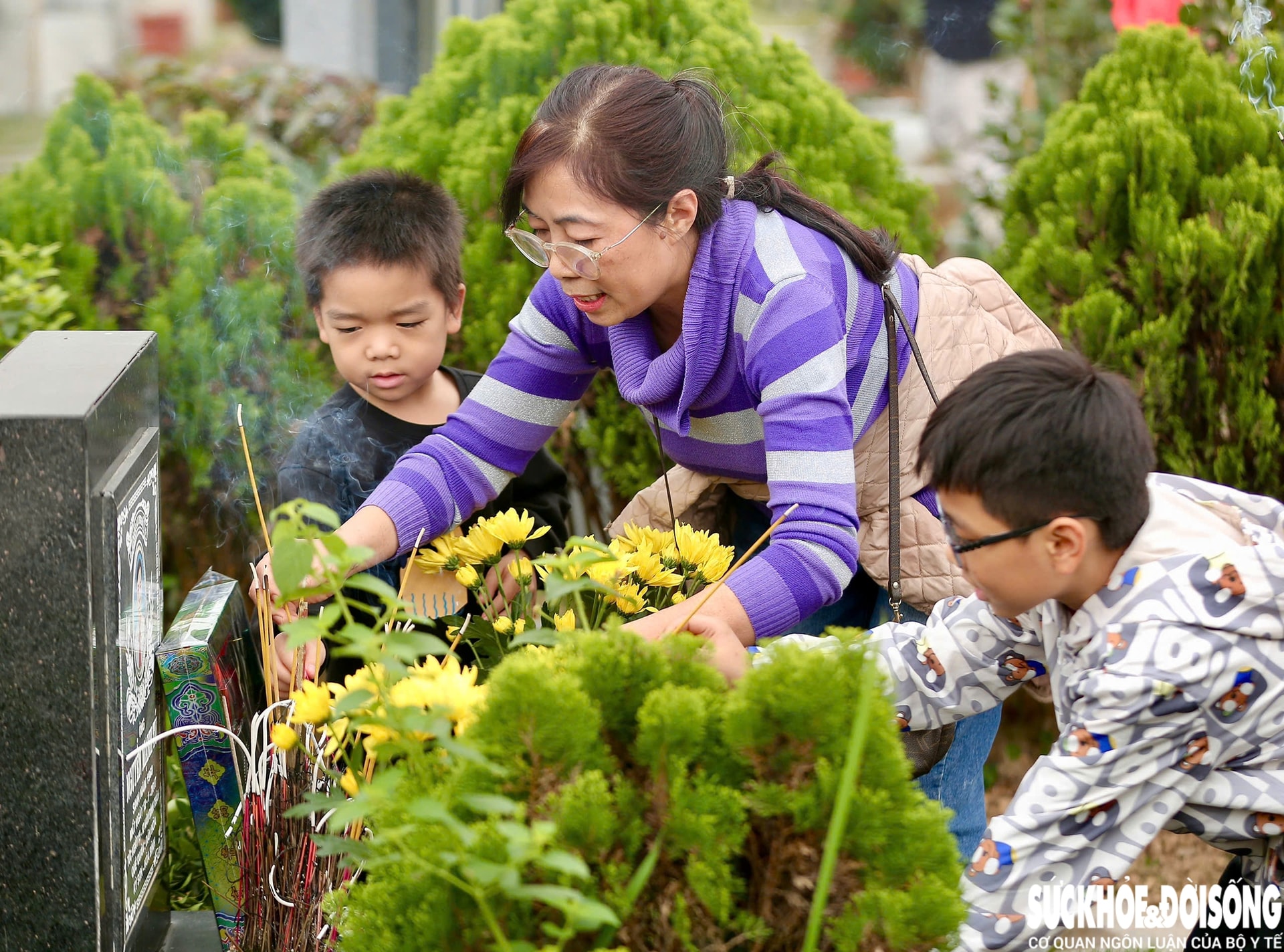 Người dân dậy sớm đi tảo mộ, mời tổ tiên về đón năm mới- Ảnh 6.
