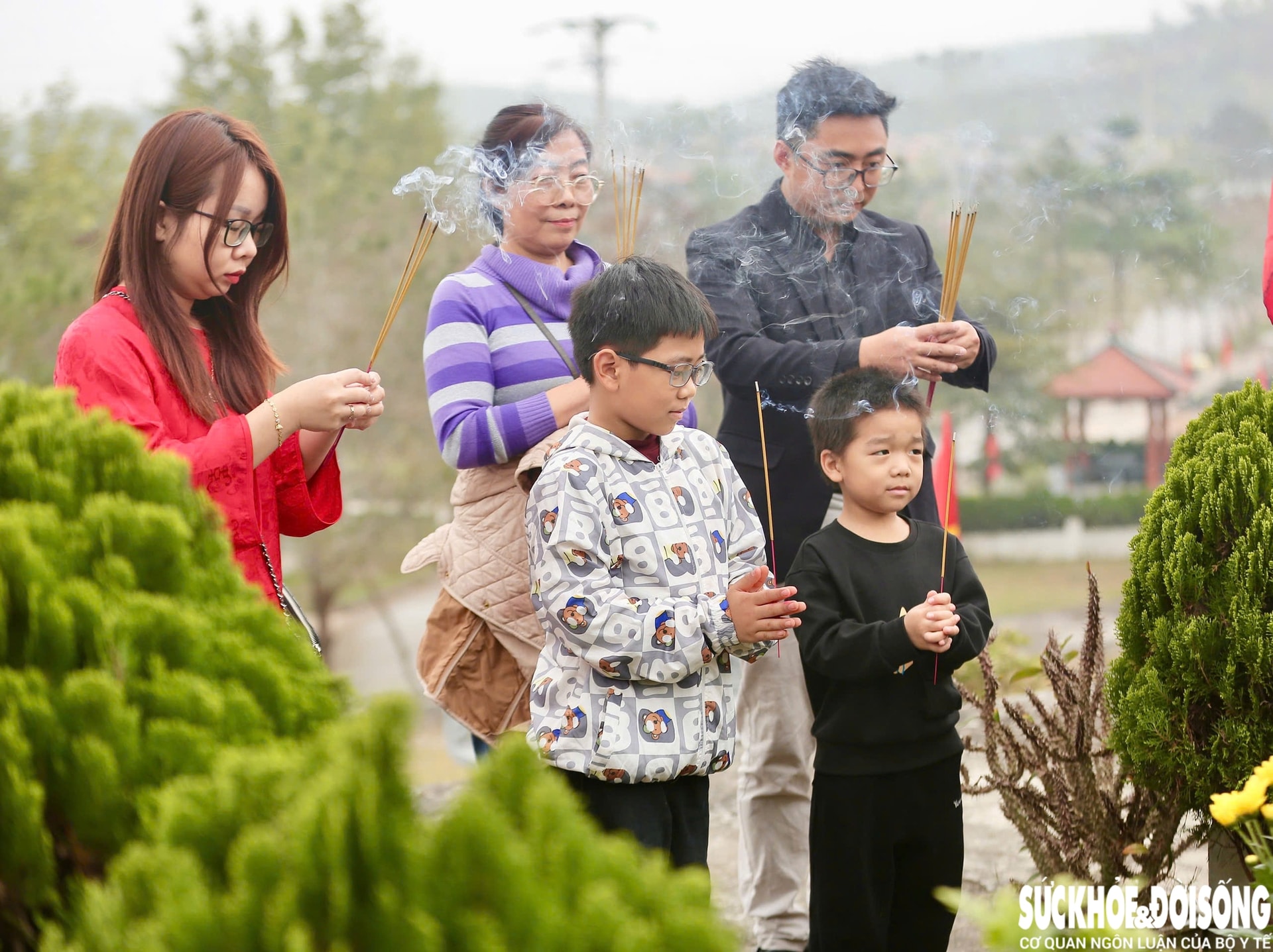 Người dân dậy sớm đi tảo mộ, mời tổ tiên về đón năm mới- Ảnh 7.