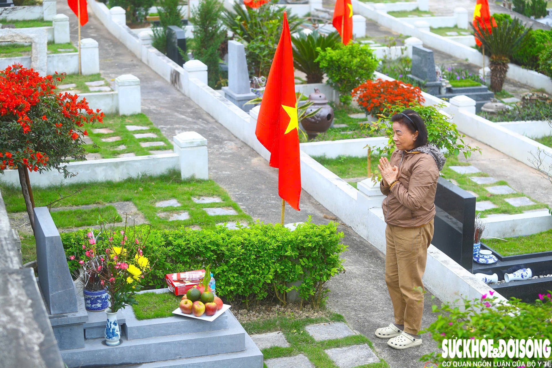 Người dân dậy sớm đi tảo mộ, mời tổ tiên về đón năm mới- Ảnh 9.