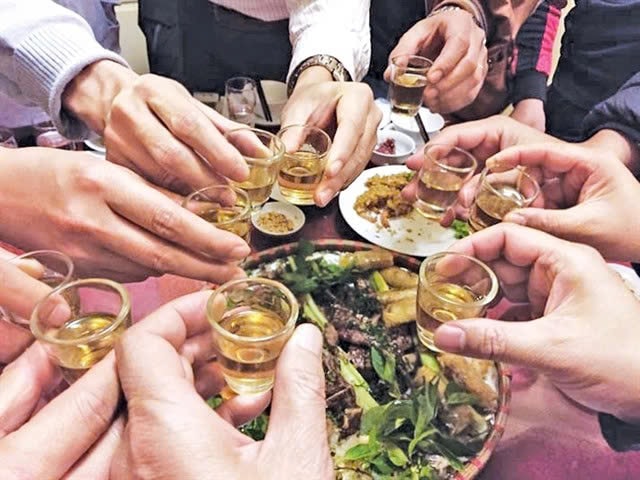 Ngộ độc thực phẩm, rượu bia gia tăng dịp Tết: Chuyên gia cảnh báo không chủ quan- Ảnh 1.