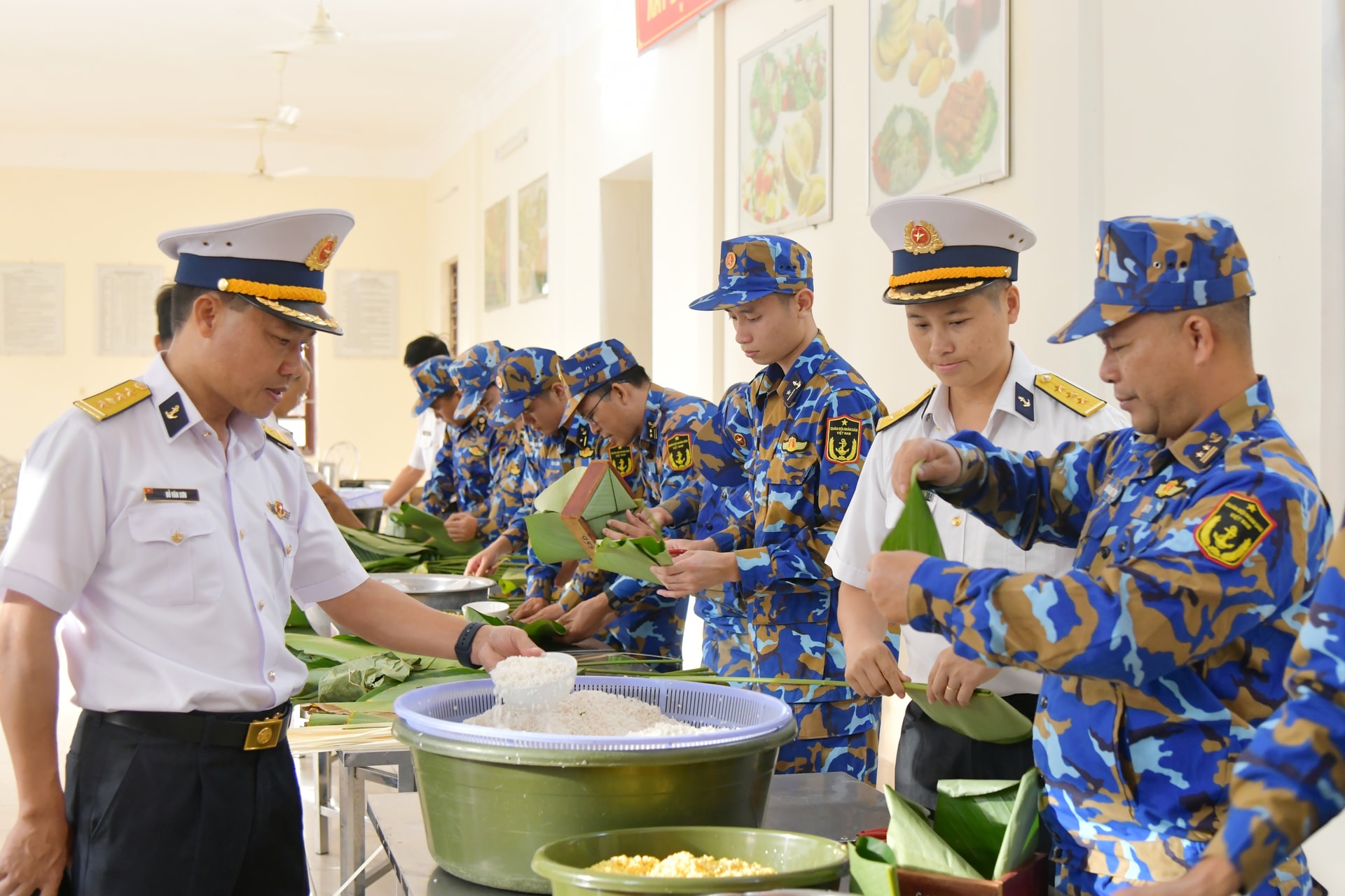 Lữ đoàn 955 tổ chức thi gói bánh chưng mừng Xuân Bính Ngọ 2026- Ảnh 1.