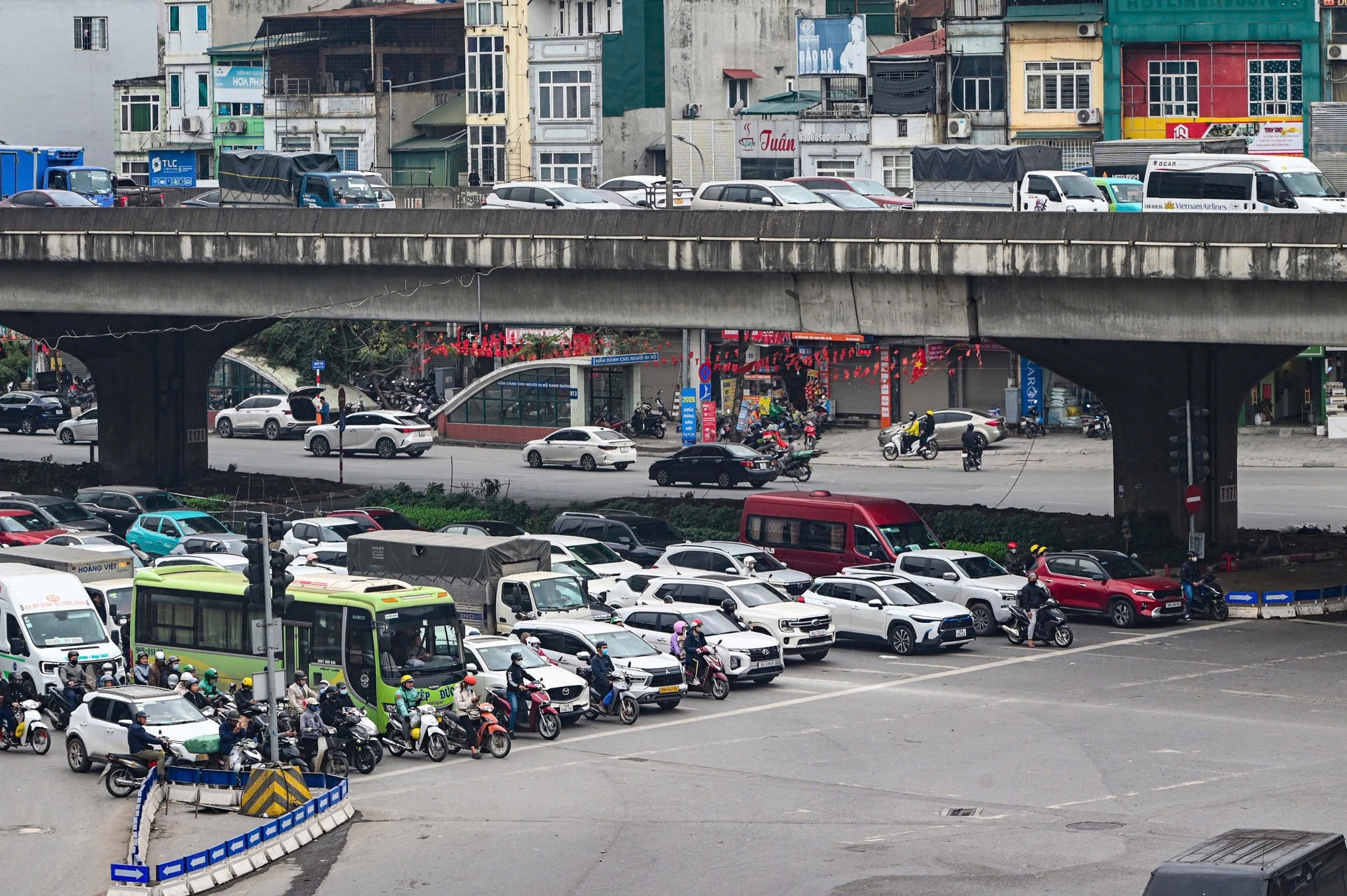 Sáng 27 Tết, phương tiện dồn về các trục vành đai, bến xe tại Hà Nội- Ảnh 3.