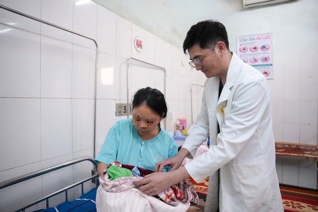 Giành lại sự sống cho mẹ con sản phụ bị xuất huyết buồng ối hiếm gặp ngày cận Tết- Ảnh 1.