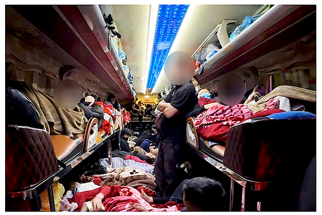 Cận Tết, xe 22 chỗ chở 73 người bị kiểm tra, xử phạt nặng. Hình ảnh bên trong cho thấy hành khách nằm kín từ giường xuống sàn, tiềm ẩn nguy cơ mất an toàn nghiêm trọng.