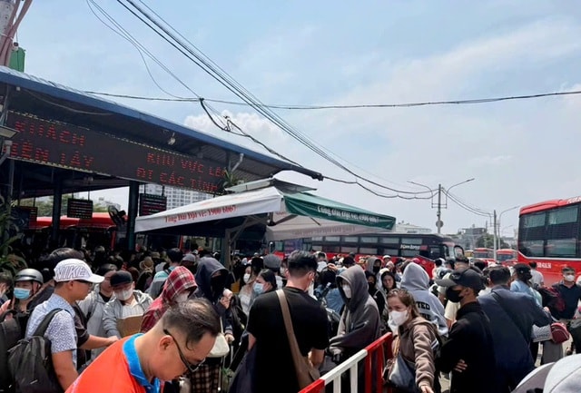 Hàng nghìn người dân vạ vật ở bến xe đông nhất TPHCM chờ xe về quê ăn Tết- Ảnh 3.