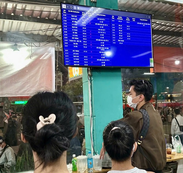 Hàng nghìn người dân vạ vật ở bến xe đông nhất TPHCM chờ xe về quê ăn Tết- Ảnh 5.