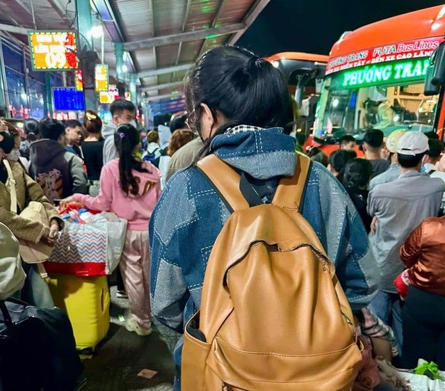 Hàng nghìn người dân vạ vật ở bến xe đông nhất TPHCM chờ xe về quê ăn Tết- Ảnh 7.