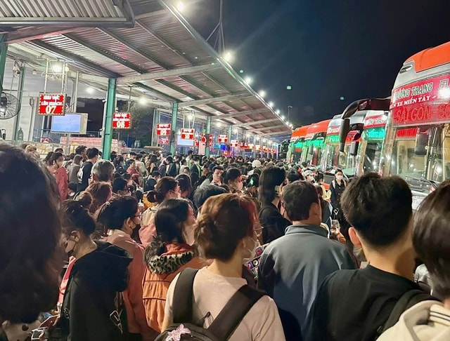 Hàng nghìn người dân vạ vật ở bến xe đông nhất TPHCM chờ xe về quê ăn Tết- Ảnh 6.