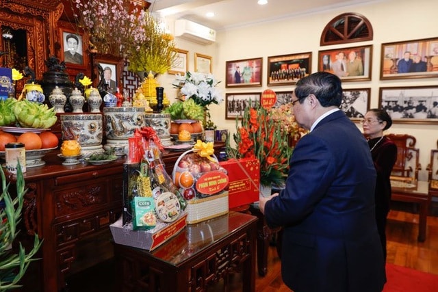 Thủ tướng thăm nguyên lãnh đạo Đảng, Nhà nước và dâng hương tưởng nhớ các đồng chí cố lãnh đạo- Ảnh 5.