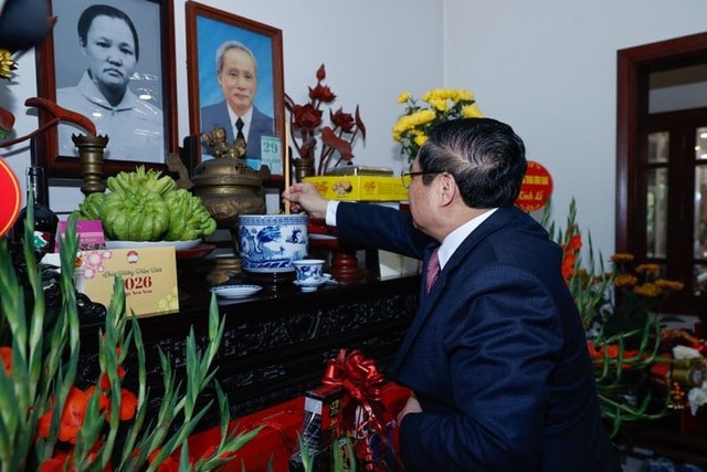 Thủ tướng thăm nguyên lãnh đạo Đảng, Nhà nước và dâng hương tưởng nhớ các đồng chí cố lãnh đạo- Ảnh 6.