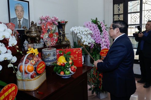 Thủ tướng thăm nguyên lãnh đạo Đảng, Nhà nước và dâng hương tưởng nhớ các đồng chí cố lãnh đạo- Ảnh 3.