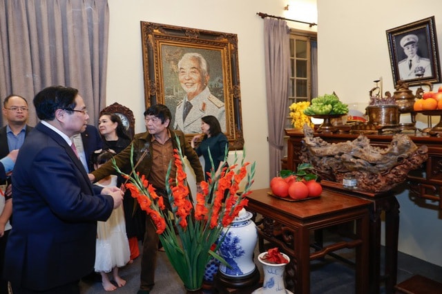 Thủ tướng thăm nguyên lãnh đạo Đảng, Nhà nước và dâng hương tưởng nhớ các đồng chí cố lãnh đạo- Ảnh 7.