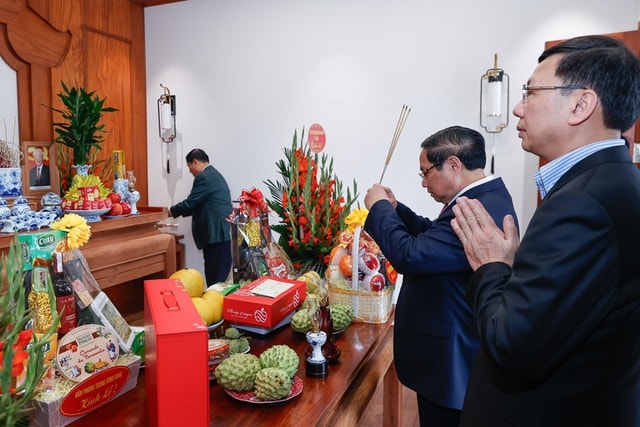 Thủ tướng thăm nguyên lãnh đạo Đảng, Nhà nước và dâng hương tưởng nhớ các đồng chí cố lãnh đạo- Ảnh 2.
