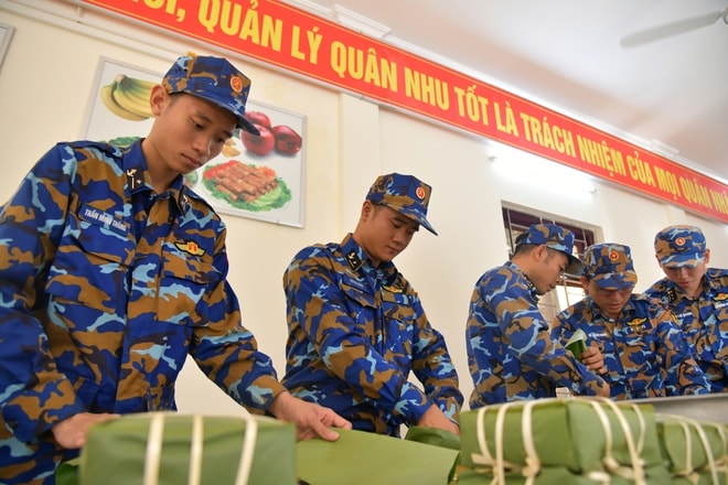 Lữ đoàn 955 tổ chức thi gói bánh chưng mừng Xuân Bính Ngọ 2026- Ảnh 2.