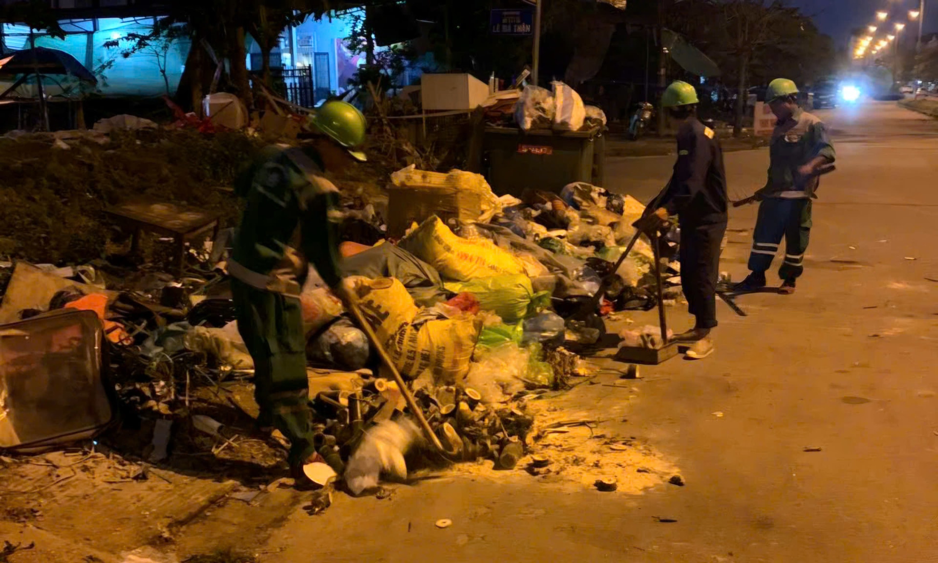 Những người làm đẹp phố phường ngày Tết- Ảnh 8.