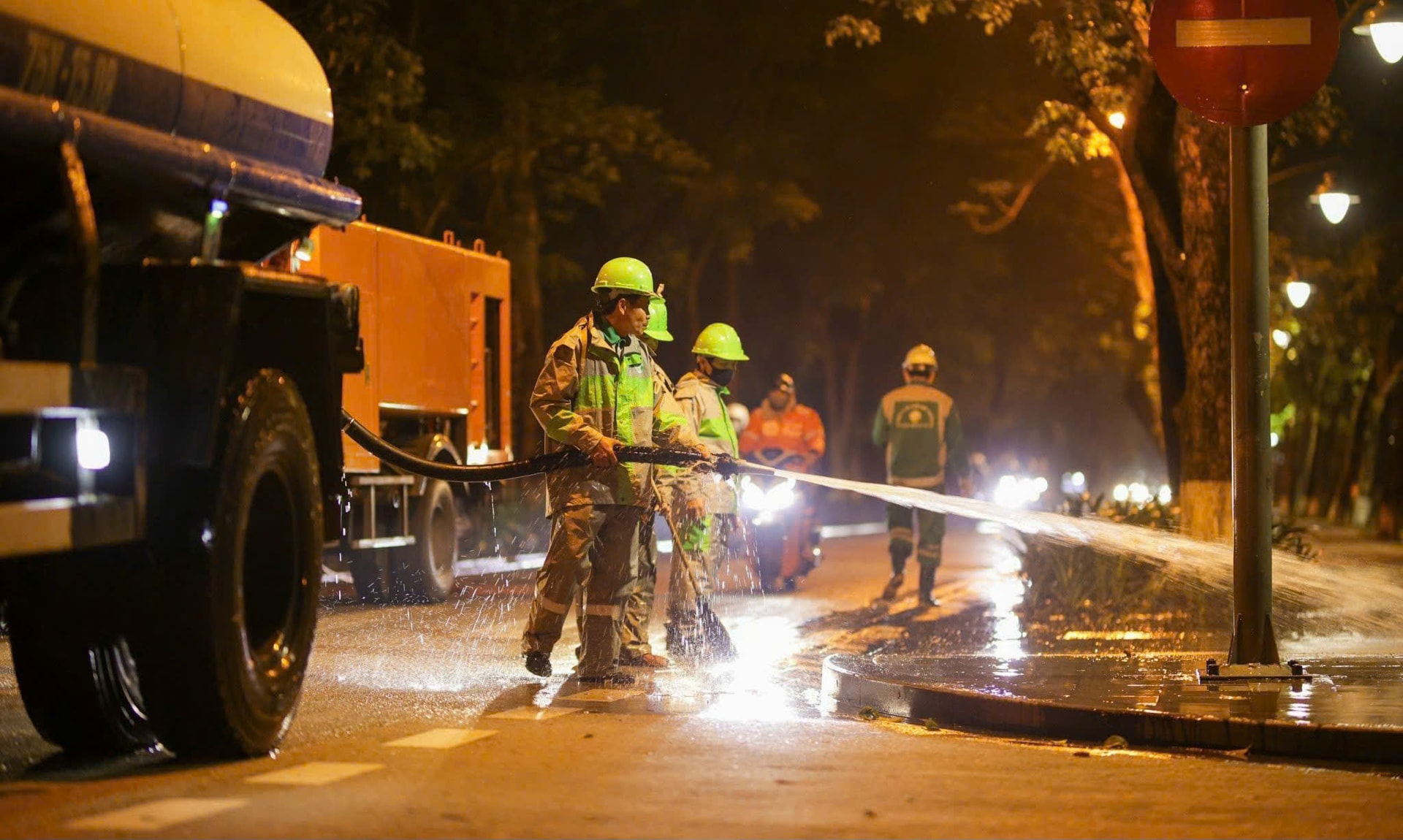 Những người làm đẹp phố phường ngày Tết- Ảnh 1.