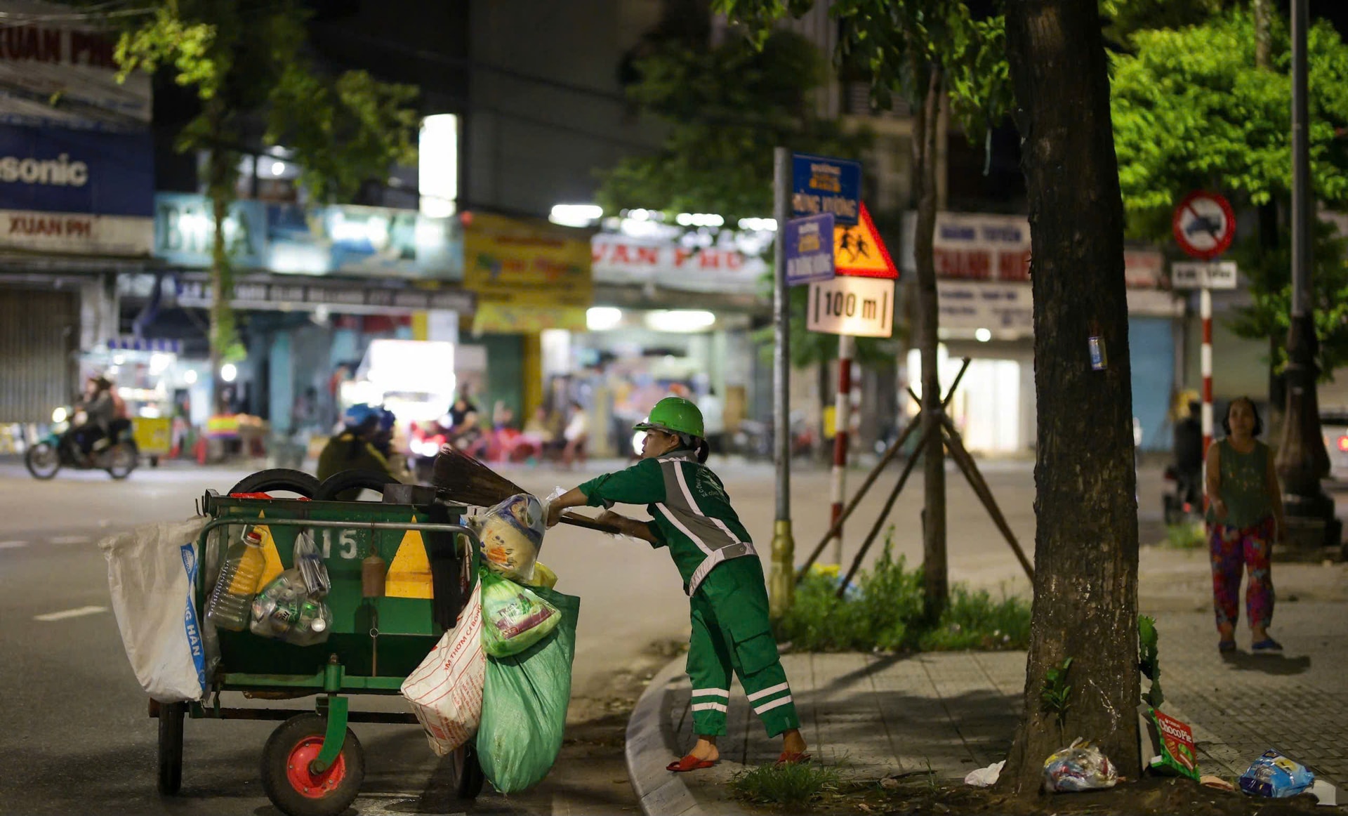Những người làm đẹp phố phường ngày Tết- Ảnh 9.