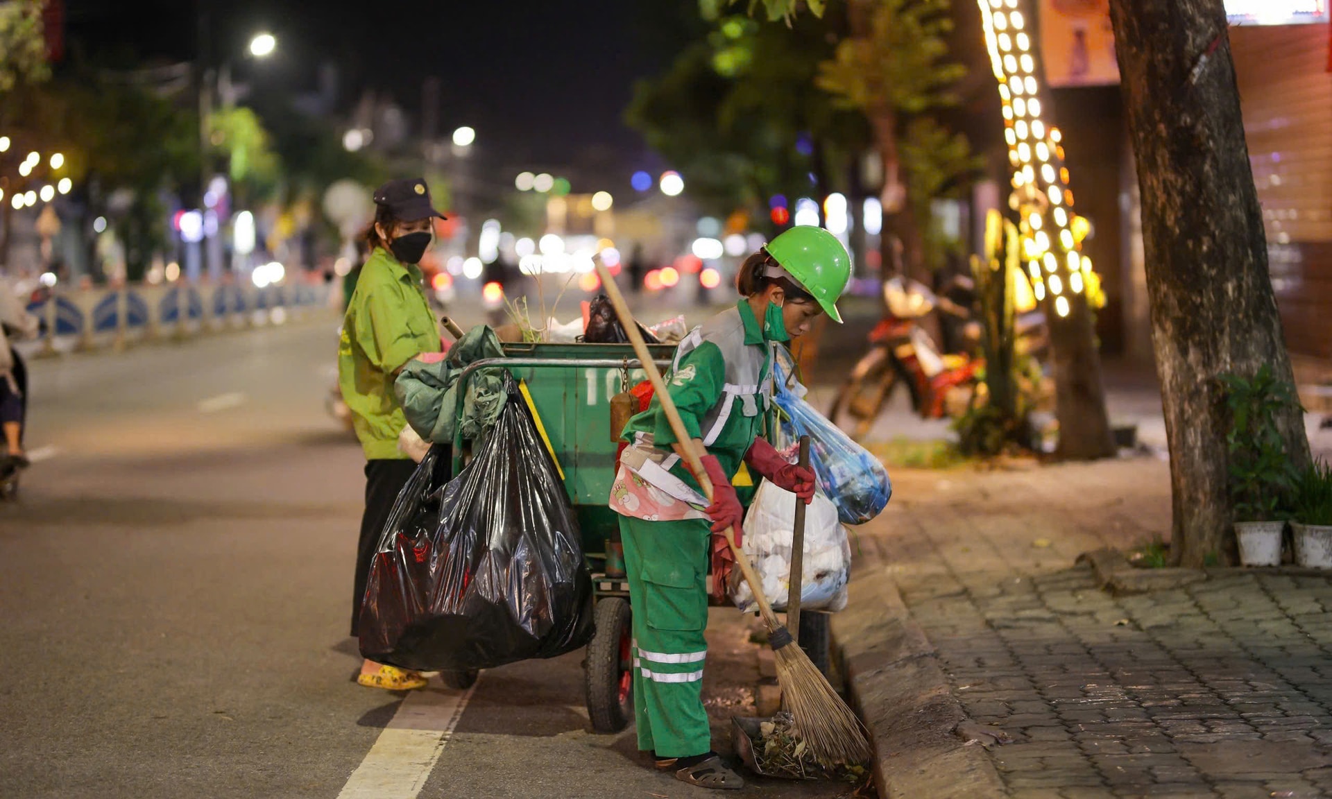 Những người làm đẹp phố phường ngày Tết- Ảnh 7.
