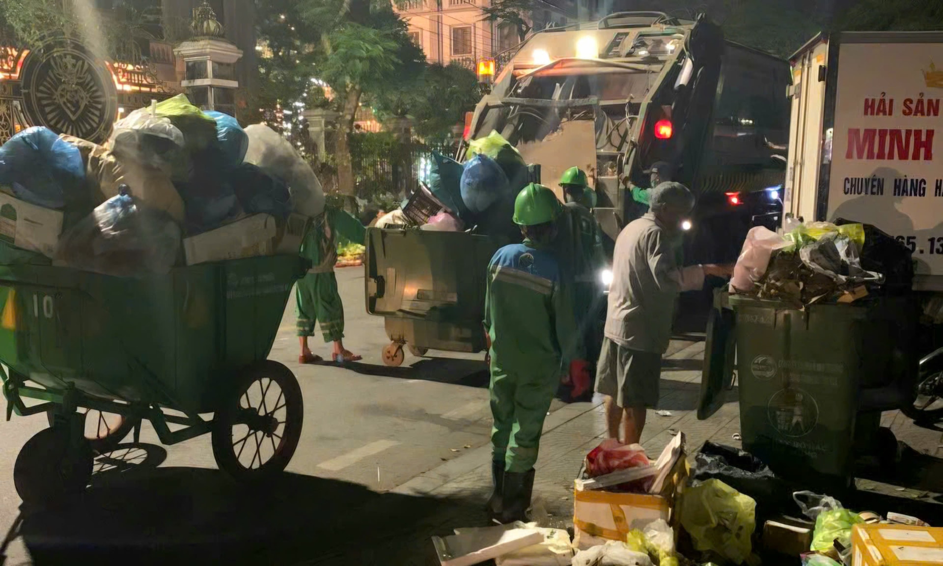 Những người làm đẹp phố phường ngày Tết- Ảnh 6.